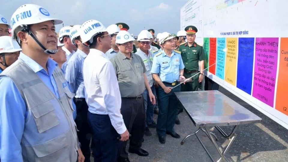 PM urges faster work on Long Thanh Airport for year-end launch